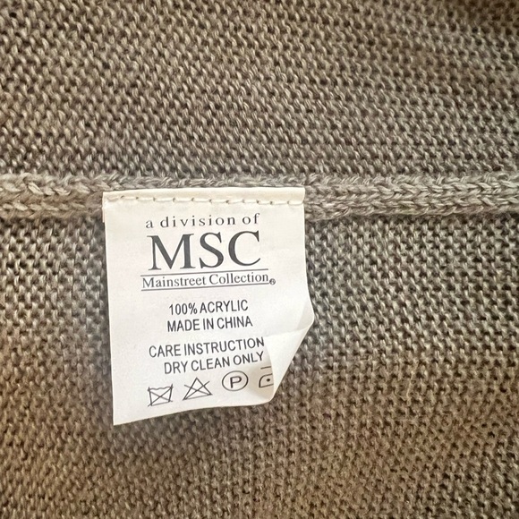 Poncho. Sweater style one size fits most. Olive green with tassel decoration. - Picture 6 of 6